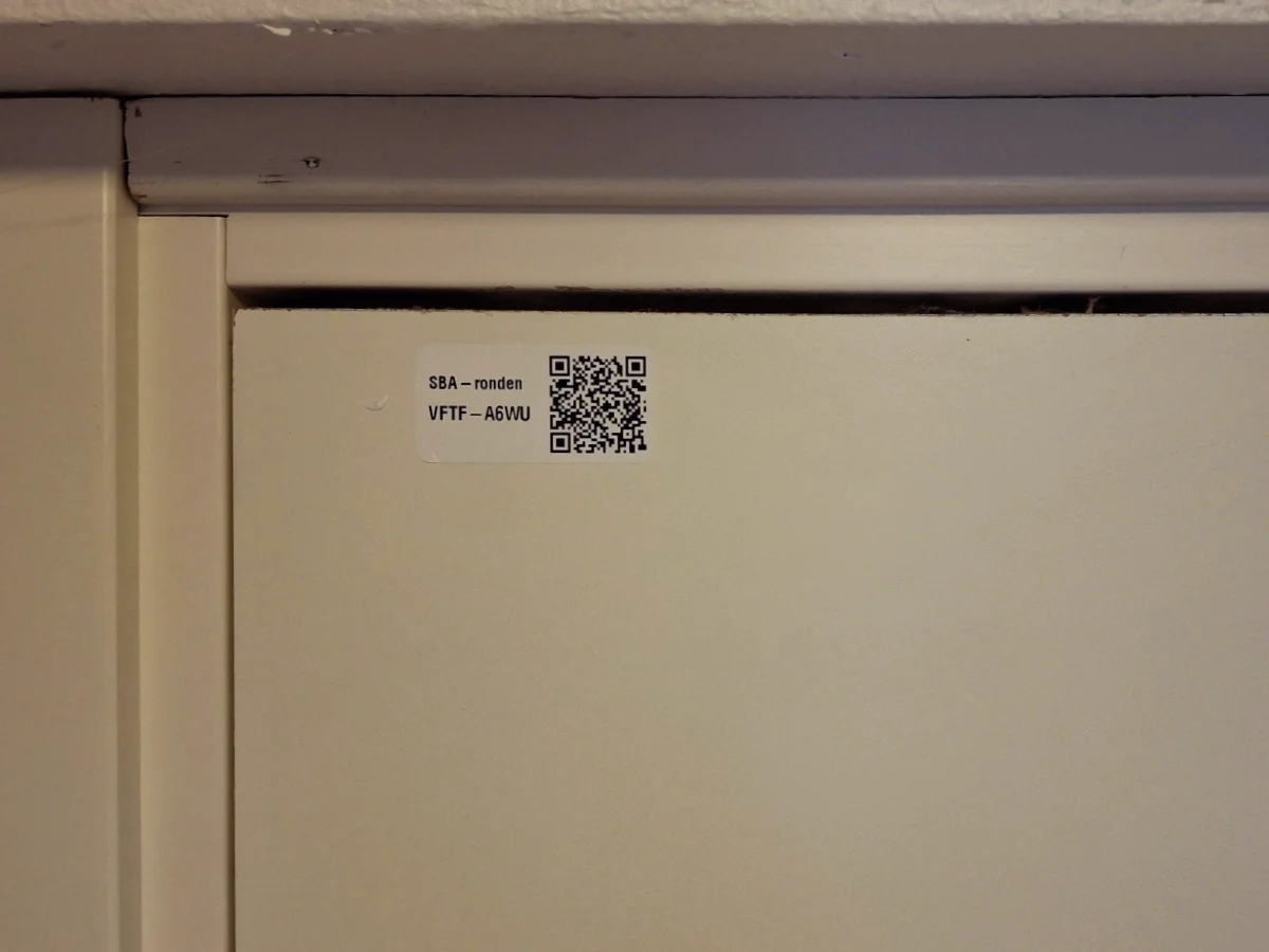 Brandörr i en källargång i en bostadsrättsförening där mobiltäckningen är svag